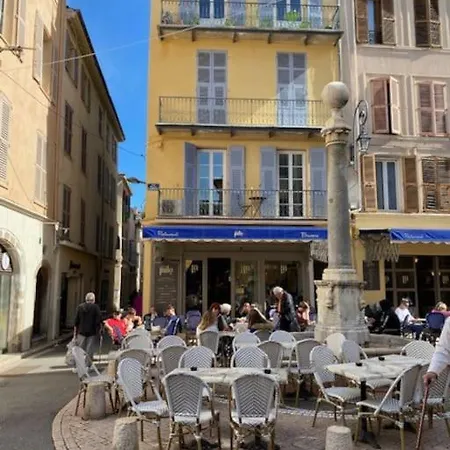 2-bedrooms Cosy Flat - 1 Minute Walk To Port Vauban